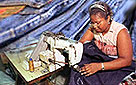 Jeansnäherin / Textilproduktion in Entwicklungsländern: Beispiel Jeans