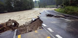 Alpenhochwasser 2005/ zerstörte Straße in der Schweiz: Bilder der Hochwasserkatastrophe